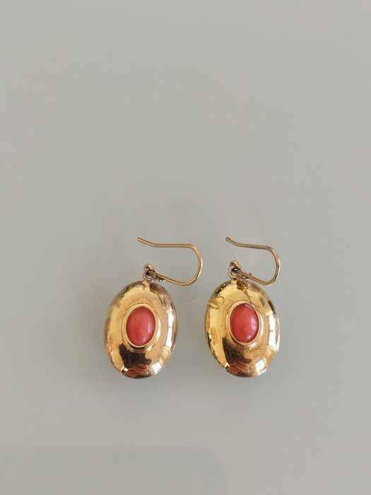 Lindos brincos vintage em vermeil e coral genuíno.