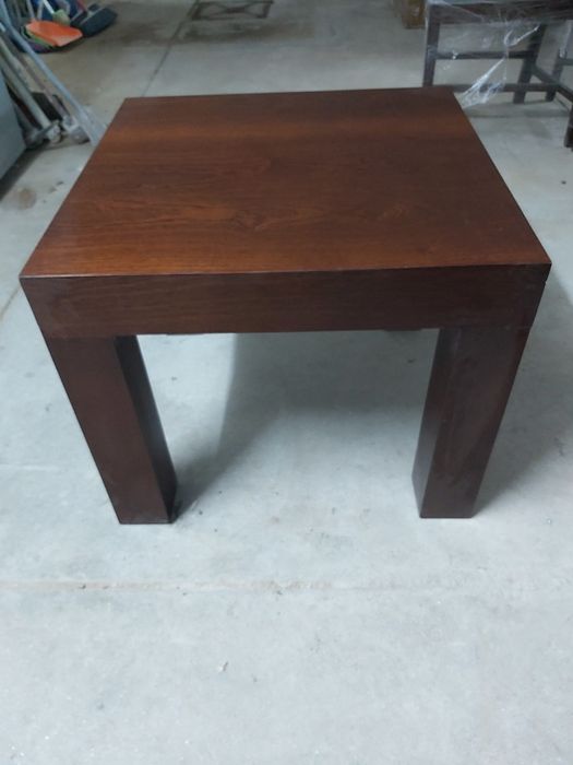 Mesa quadrada de madeira