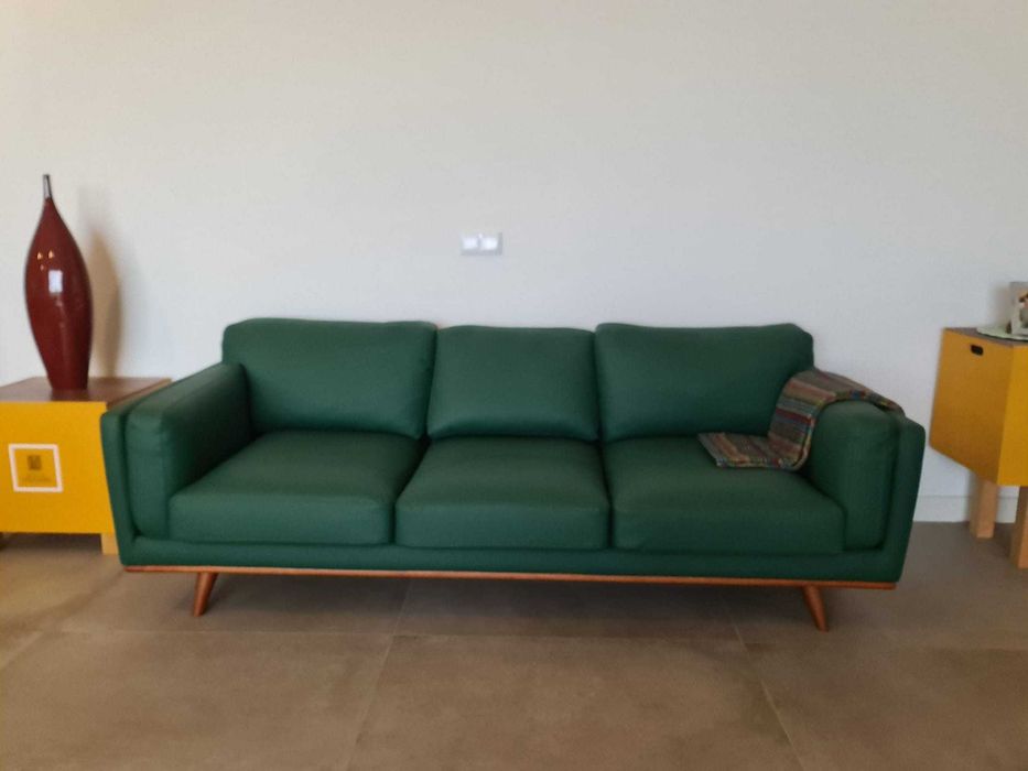 Sofa Pele Sintética Área