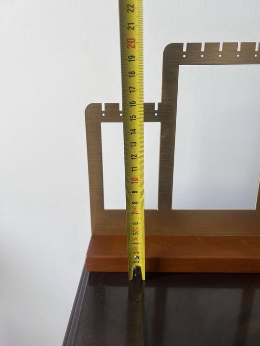 Expositor dourado de colares e brincos