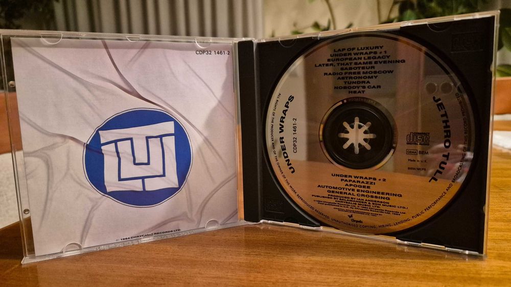 Vendo CD de música "Under Wraps", dos inigualáveis JETHRO TULL !