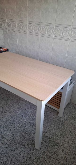 Mesa de cozinha branca e carvalho