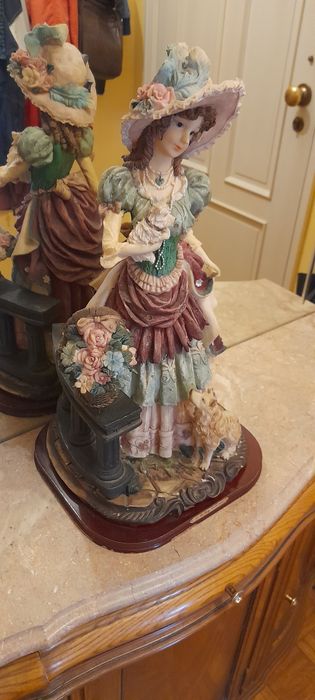 Vendo boneca em porcelana para meter em cima dos moveis