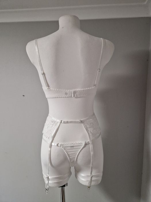 Biały komplet bielizny  w lilie