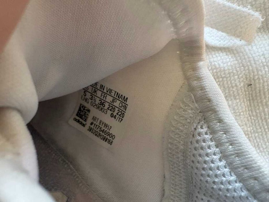 ténis Adidas NMD_R1, em malha branca com detalhes em rosa. fr 36