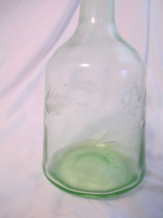 Garrafa de vidro verde antiga