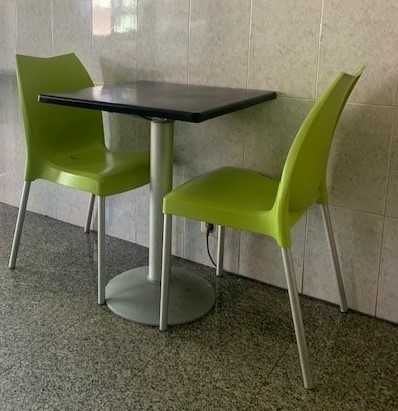Conjunto mesas e cadeiras
