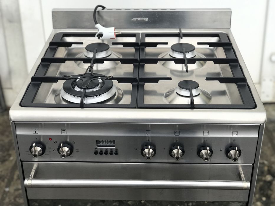 Газова плита Smeg 60см, в гарному стані, з електро духовкою