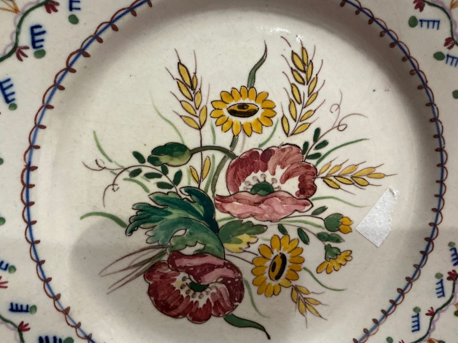 Prato porcelana com 23 cm assinado.  Anúncios abaixo