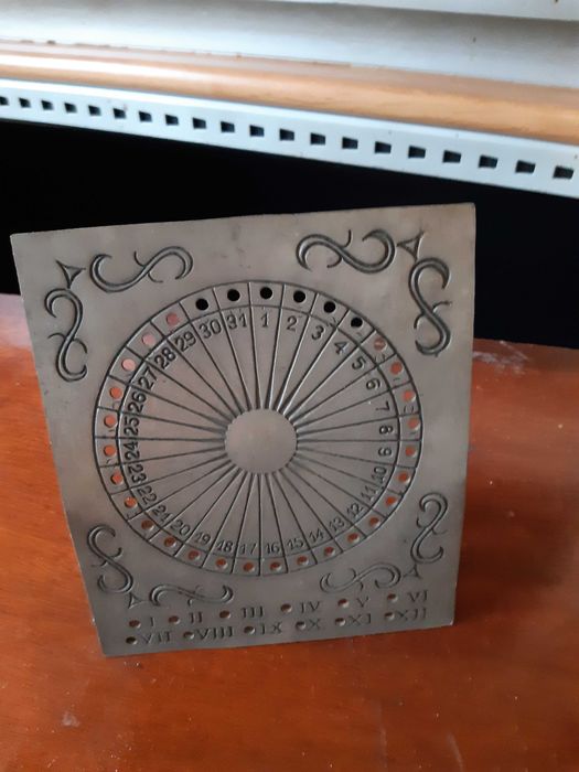 Calendário gregoriano perpétuo em estanho