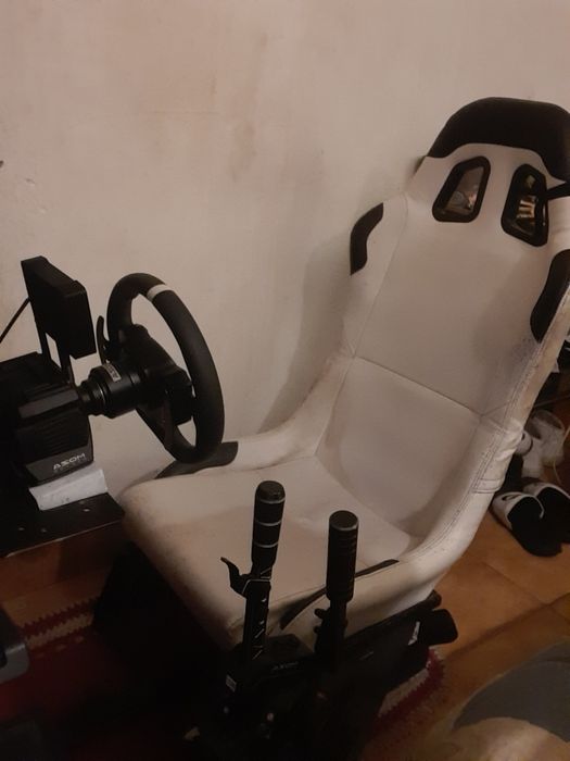 Vendo playseat com todos os extras.