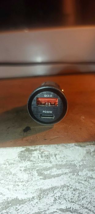 Зарядний автомобільний пристрій