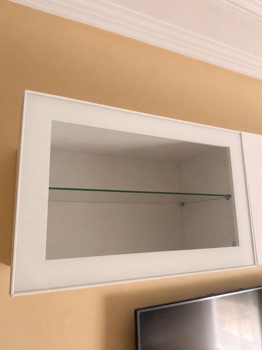 Conjunto IKEA BESTÅ – Móvel TV + módulos superiores com vidro