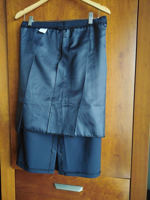 Saia azul escura com três botões e bordados