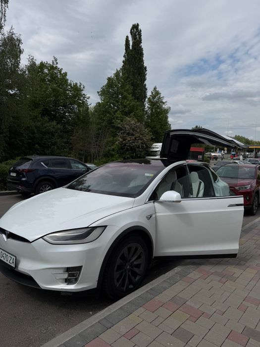 Tesla Model X 2017 VIN 5YJXCBE22HF050407 фото оголошення 2 з 13