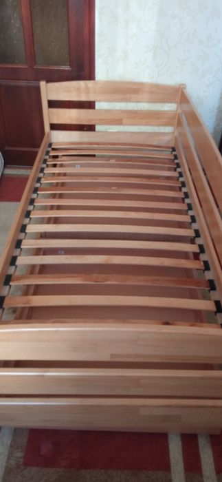 Кровать деревянная