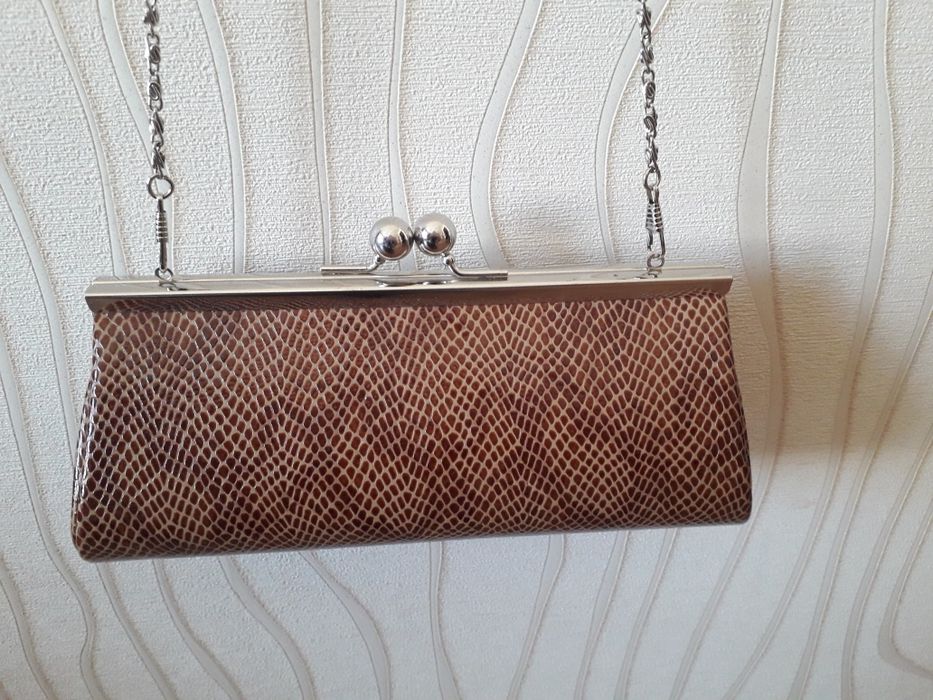 Женский клатч на цепочке