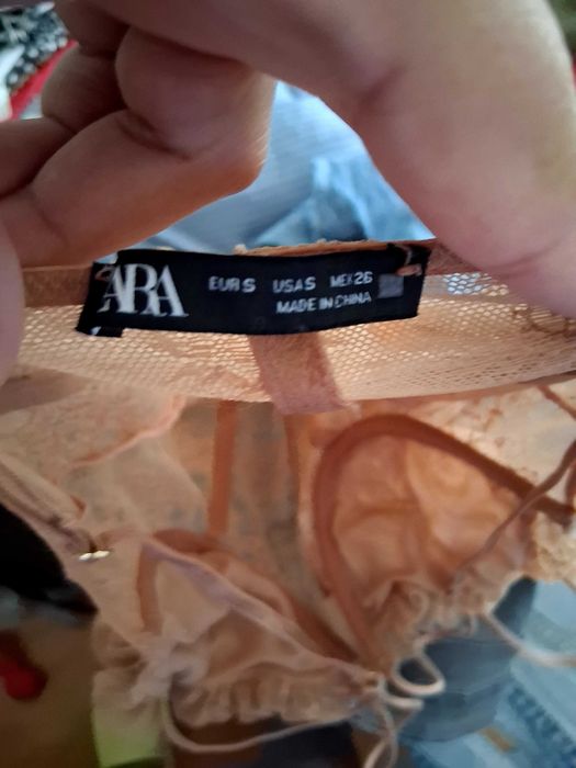 Calças e body Zara.