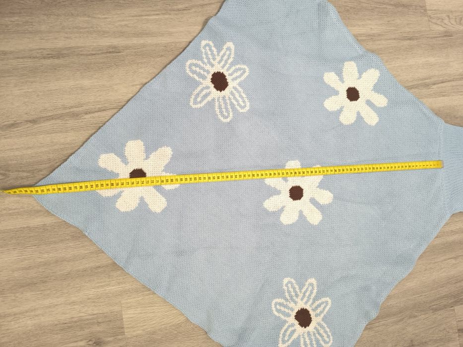 Asymetryczny sweter z kwiatowym wzorem oversize