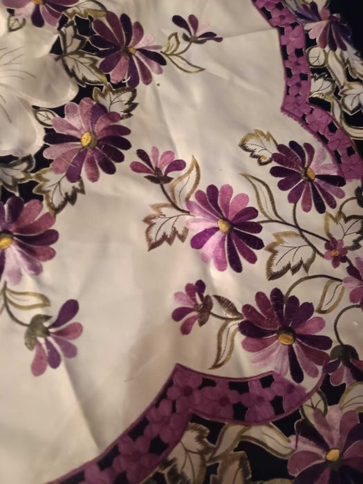 Obrus haftowany 90x90 cm