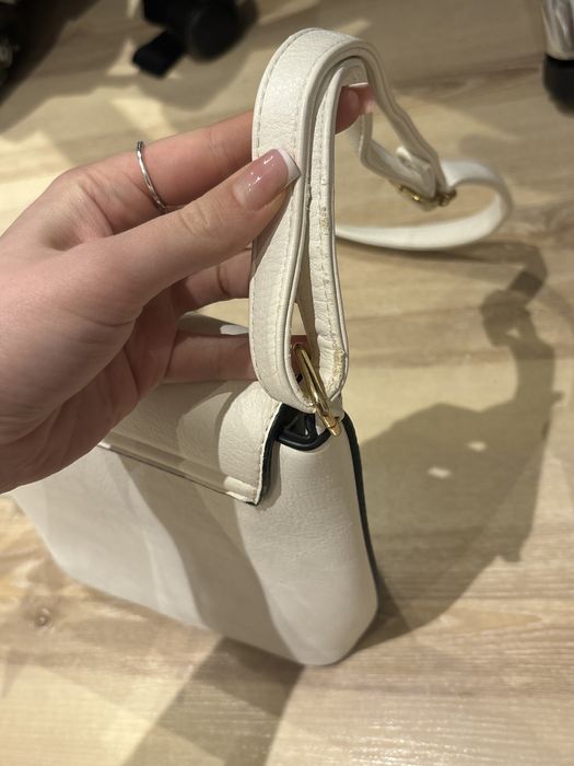 Biała skórzana torebka z paskiem