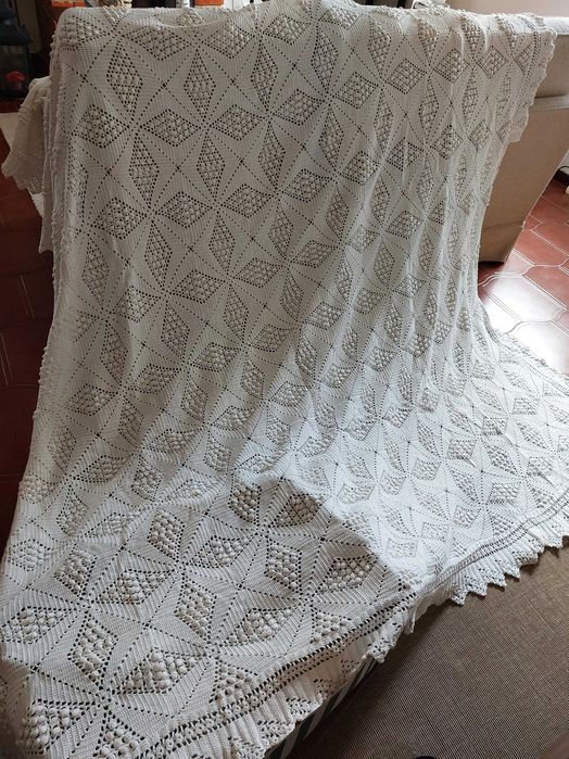 Colcha  de crochet, feita à mão, muito bom estado.