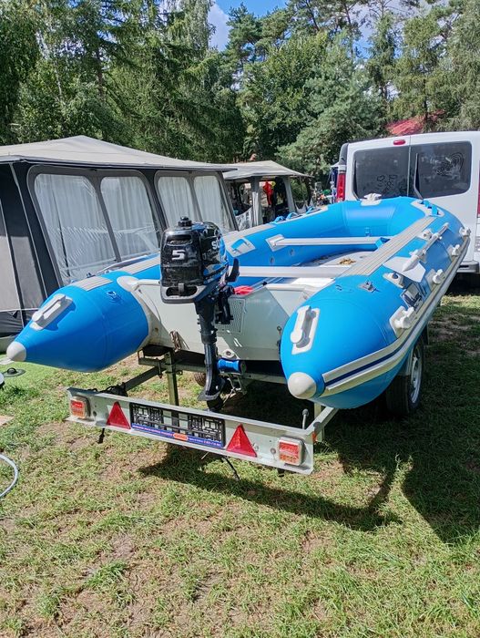 Ponton z silnikiem i przyczepą