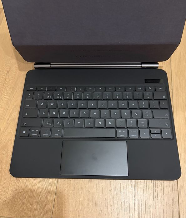 Capa Teclado Magnético iPad Air 13” e iPad Pro 12.9”
