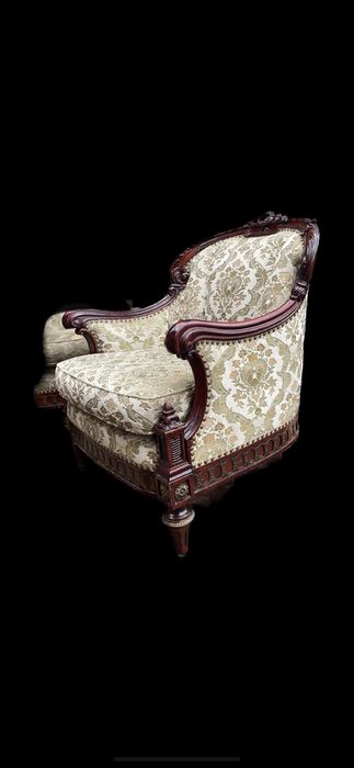 Кресла антикварные в резном каркасе, из Европы