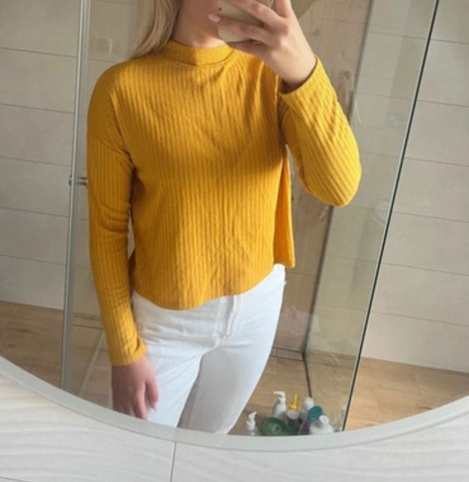 musztardowy sweterek Stradivarius rozmiar S, pół golf stan dobry