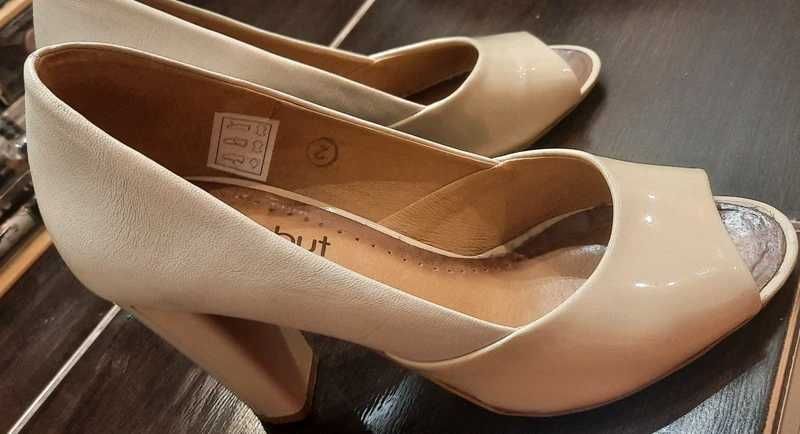 Buty na obcasie Darbut skórzane, rozmiar 39