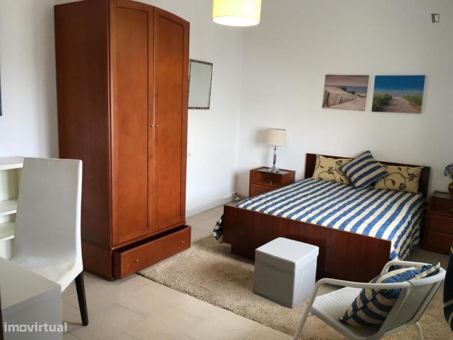 Quarto - localizado em Caparica Lisbon