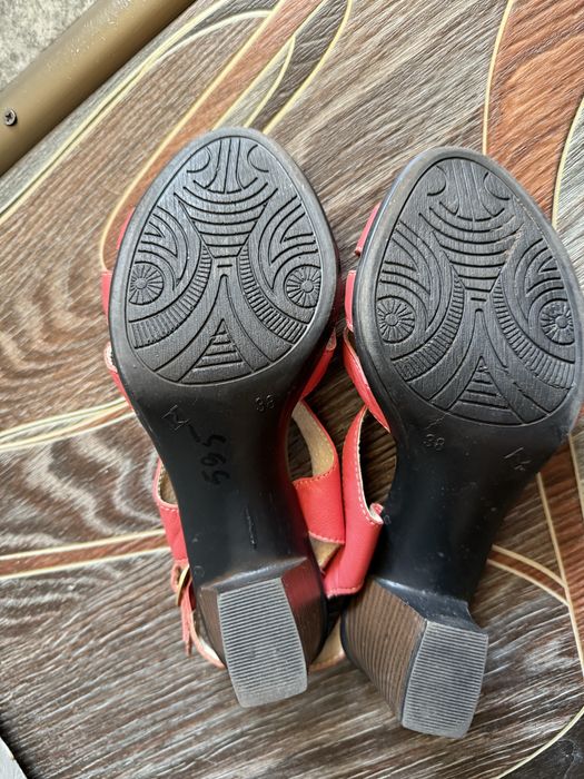 Кожані босоніжки 38 розмір