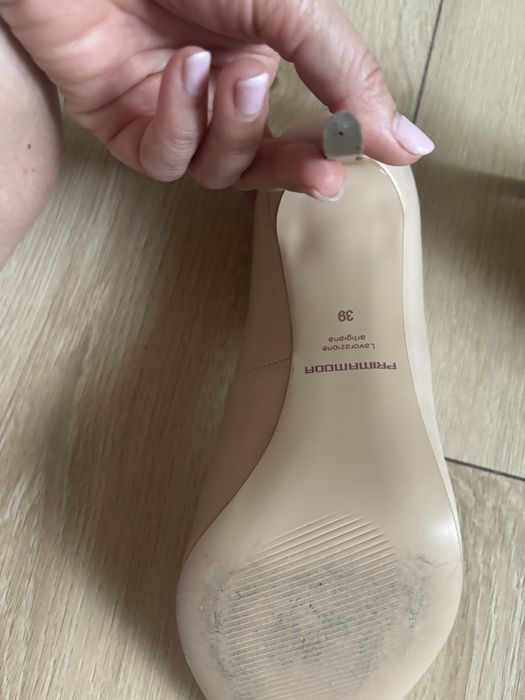 Szpilki beżowe z perłowym połyskiem Prima Moda