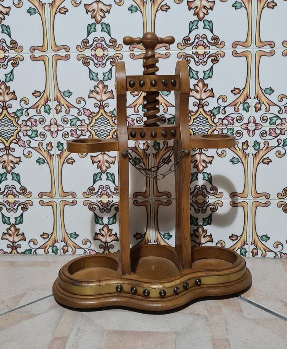 Suporte de garrafas com quebra nozes