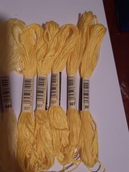 20 meadas de fio para bordado e costura B. Artesanato