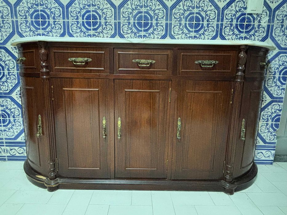 Móvel de Madeira com Topo em Mármore