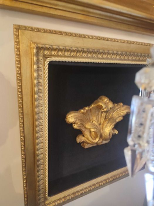 Quadro moldura madeira dourada e talha embutida em veludo preto