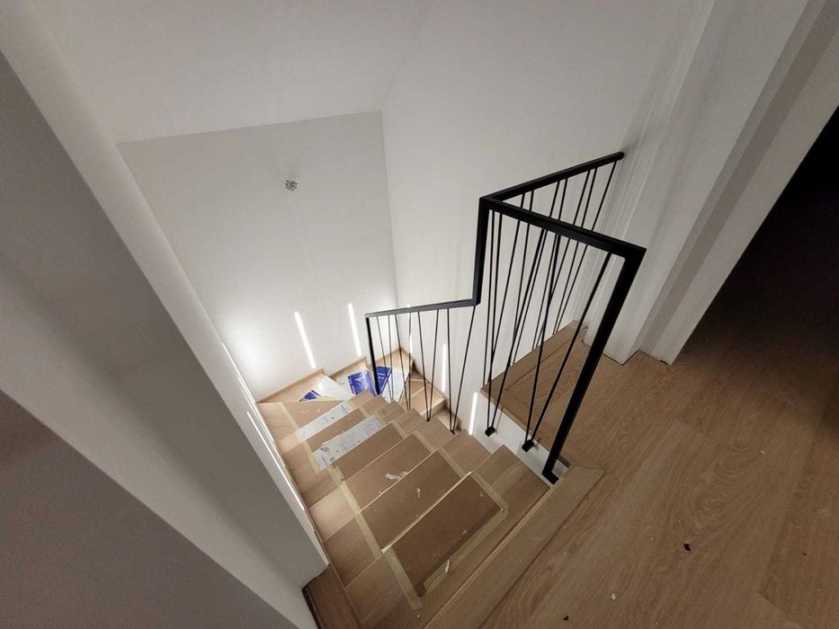 Barierka schodowa wewnętrzna industrialna metalowa spawana balustrada