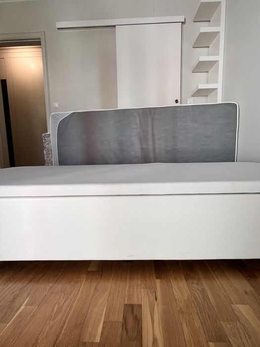 Cama 90x200 branca com grande capacidade de arrumação