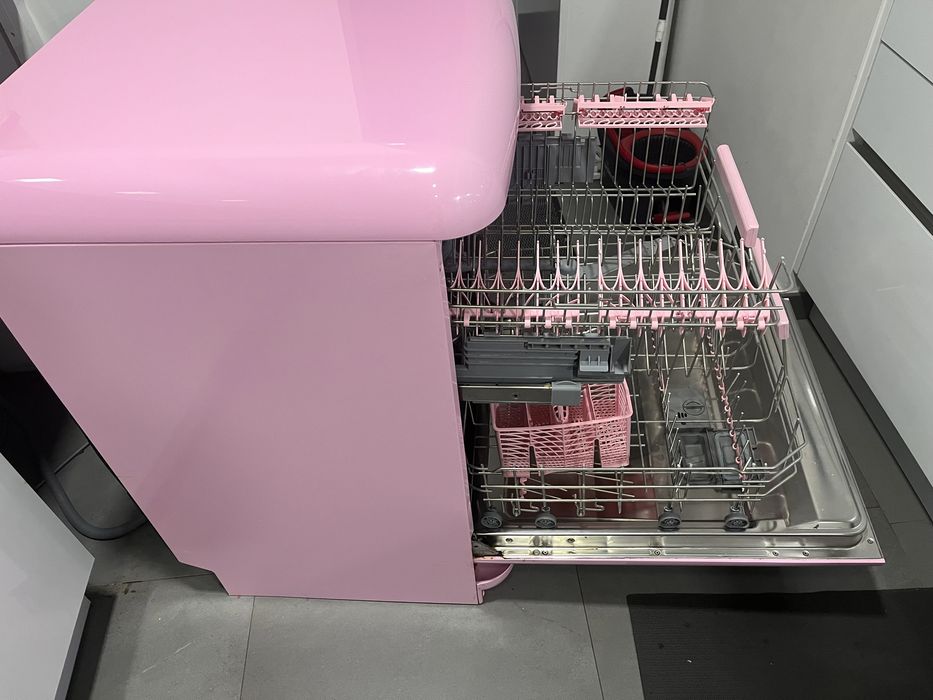 Maquina de Lavar Loiça SMEG| Versão cor-de-rosa| Com avaria!!!