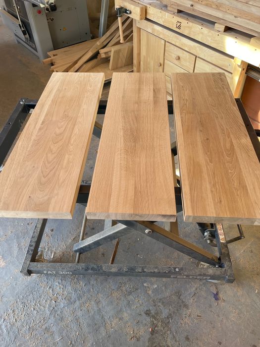 Schody drewniane dębowe lite zabiegowe, proste, podesty, parapety