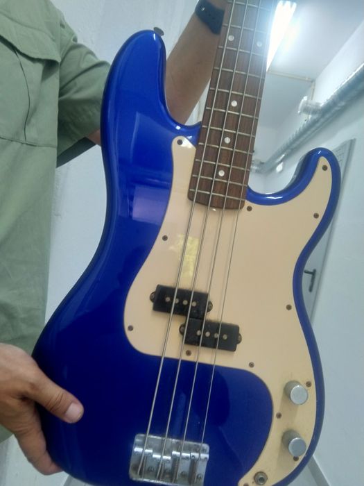 Baixo Fender Precision Squier