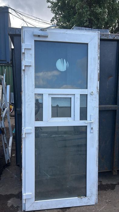 Drzwi wejściowe z oknem podawczym