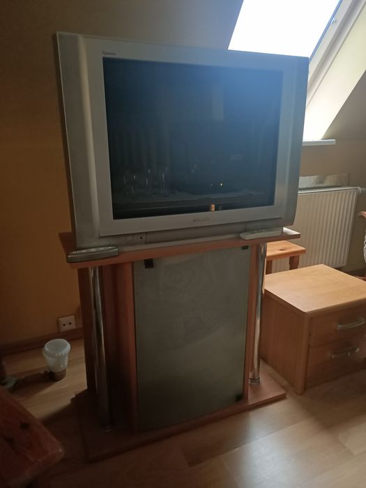 Telewizor że stolikiem