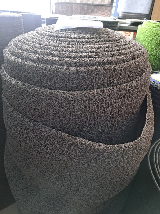 Mata basenowa koło basenu spagetti