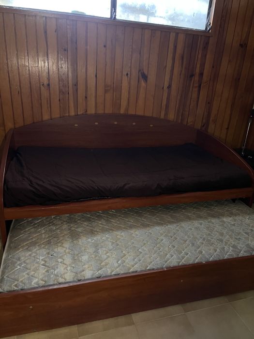 Cama com gaveta de madeira de cerejeira