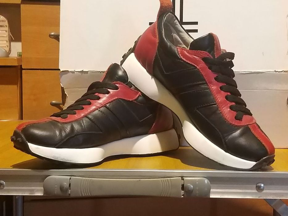 Кросівки шкіряні жіночі 36-розміру