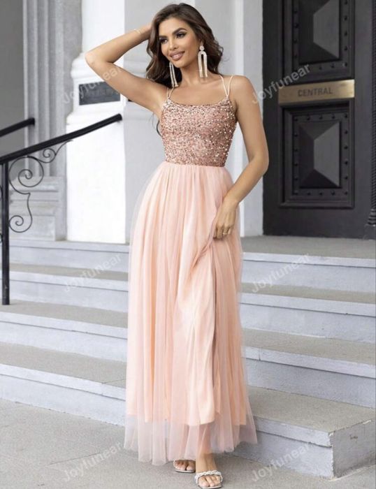 Sukienka z rozcięciami na nogach