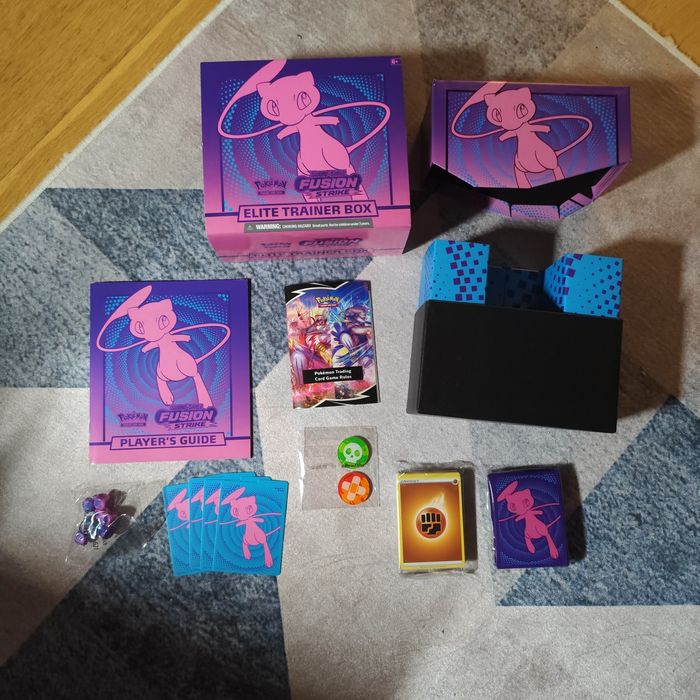 Conjunto Elite Trainer Box Fusion Strike (Pokémon Trading Card Game)
